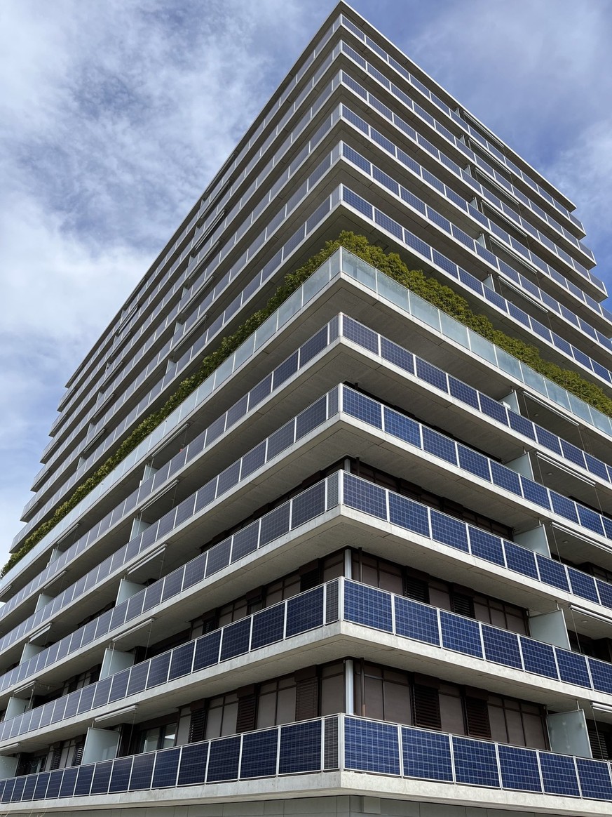 Das Bild zeigt den Wohnturm Tour C2 in Meyrin bei Genf. Das Hochhaus wurde 2018 erstellt.