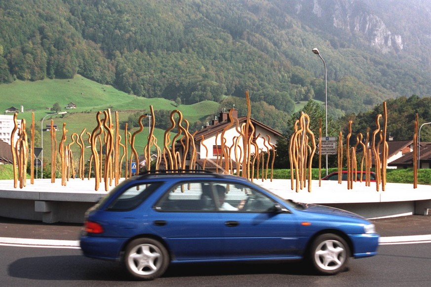 Der Landsgemeindekreisel von Glarus, bevoelkert von dutzenden Metallfiguren, am 10. Oktober 2001. Am Montag, 8. Oktober 2001 eroeffnete der Schoepfer Professor Peter Jenny des Kreisels Nord in Glarus  ...