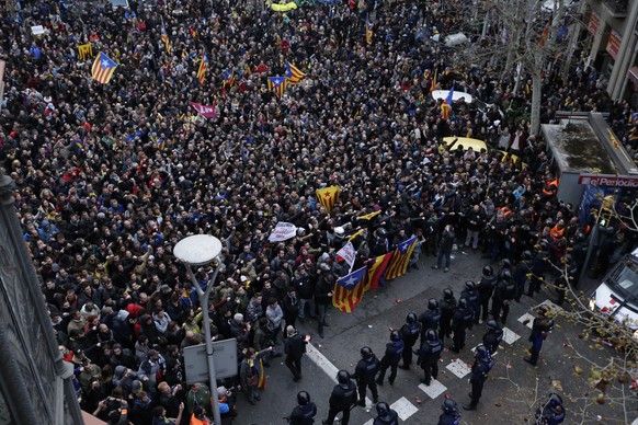 Catalan Mossos d&#039;Esquadra regional police officers block the way to pro-independence supporters trying to reach the Spanish government office in Barcelona, Spain, Sunday, March 25, 2018. Grassroo ...