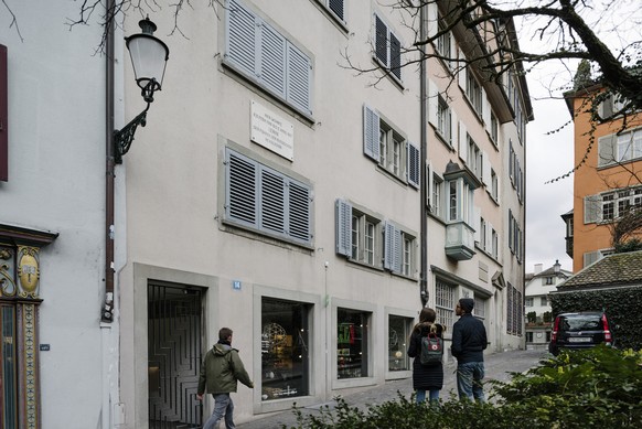 Gedenktafel fuer den russischen Revolutionaer Wladimir Iljitsch Uljanow, bekannt unter dem Namen Lenin, am Haus an der Spiegelgasse 14 in Zuerich, aufgenommen am 24. Februar 2017. In seinem Exil in Zu ...