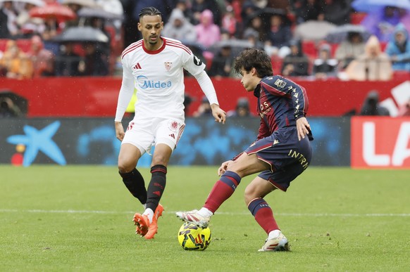 epa12625988 Levante's Carlos Alvarez (R) and Sevilla's Djibril Sow in action during the Spanish LaLiga soccer match between Sevilla CF and UD Levante, in Seville, Spain, 04 January 2026. EPA ...
