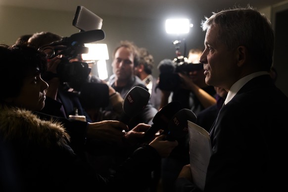 Bundesratskandidat Beat Jans, Regierungspraesident Basel-Stadt, beantwortet Fragen von Journalisten, nach seiem Hearing bei der Konferenz baeuerlicher Parlamentarier, am Montag, 4. Dezember 2023 im Bu ...