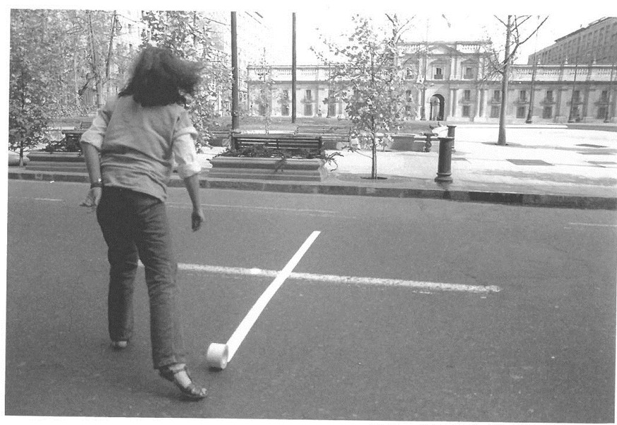 Die «Reconquista» der Lotty Rosenfeld: Die Künstlerin arbeitet gegen den Strich – hier direkt vor dem Präsidentenpalast in Santiago de Chile, 1985.