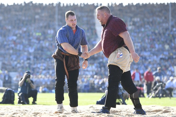 Joel Wicki, links, schwingt gegen Christian Stucki, rechts, im 5. Gang am Eidgenoessischen Schwing- und Aelplerfest (ESAF) in Zug, am Sonntag, 25. August 2019. (KEYSTONE/Urs Flueeler)