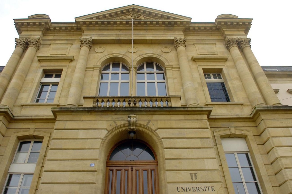 L'entree de l'Universite de Neuchatel, ce lundi 05 fevrier 2007. Alfred Strohmeier, recteur de l'Universite de Neuchatel, a ete licencie avec effet immediat par le Conseil d'Etat n ...