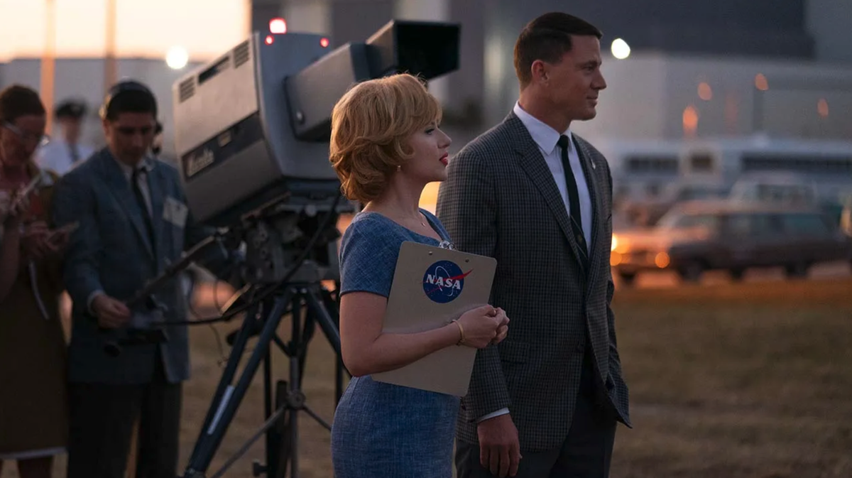 Une publicitaire sans scrupules (Scarlett Johansson) et un scientifique idéaliste (Channing Tatum) vont devoir s'apprivoiser pour envoyer des hommes sur la lune.