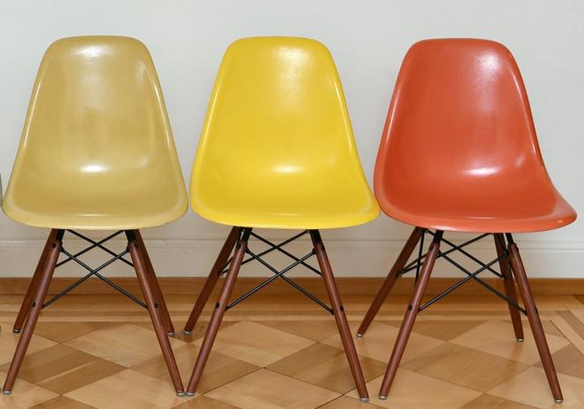 Fiberglass Stuehle von Charles Eames (1907-1978) und Ray Eames (1912-1988), aufgenommen in Zuerich am Mittwoch, 15. November 2017. Die Entwuerfe des Ehepaars gehoeren zu den Klassikern des 20. Jahrhun ...