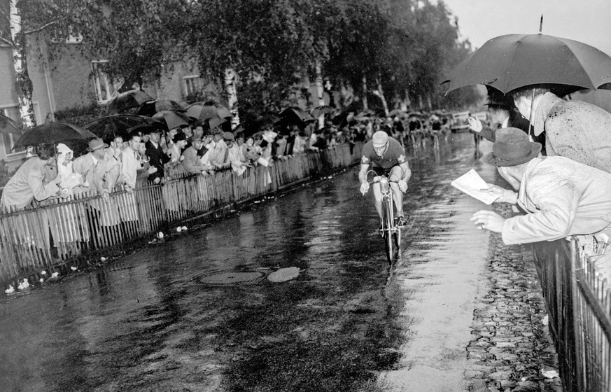 Der Schweizer Radrennfahrer Hans Knecht gewinnt am 1. September 1946 an der Rad-WM in Zuerich bei stroemendem Regen das Strassenrennen der Profis und wird Weltmeister. (KEYSTONE/PHOTOPRESS-ARCHIV/Str)