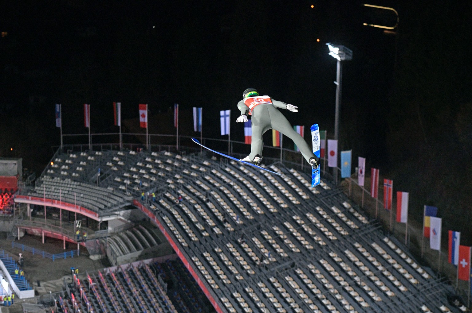 Die Skispringer fliegen in Oberstdorf in ein leeres Stadion.