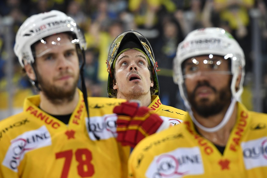 Die enttaeuschten Bieler Marc-Antoine Pouliot, Goalie Jonas Hiller und Robbie Earl, beim vierten Playoff-Viertelfinalspiel der National League zwischen dem HC Davos und EHC Biel, am Samstag, 17. Maerz ...