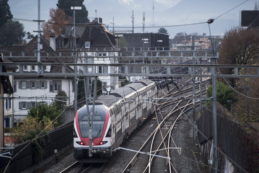 Ein SBB Doppelstock-Zug faehrt nach dem Lockbrand im Zimmerbergtunnel aus dem Tunnel in Richtung Thalwil, aufgenommen am Donnerstag, 24. November 2016. (KEYSTONE/Ennio Leanza)