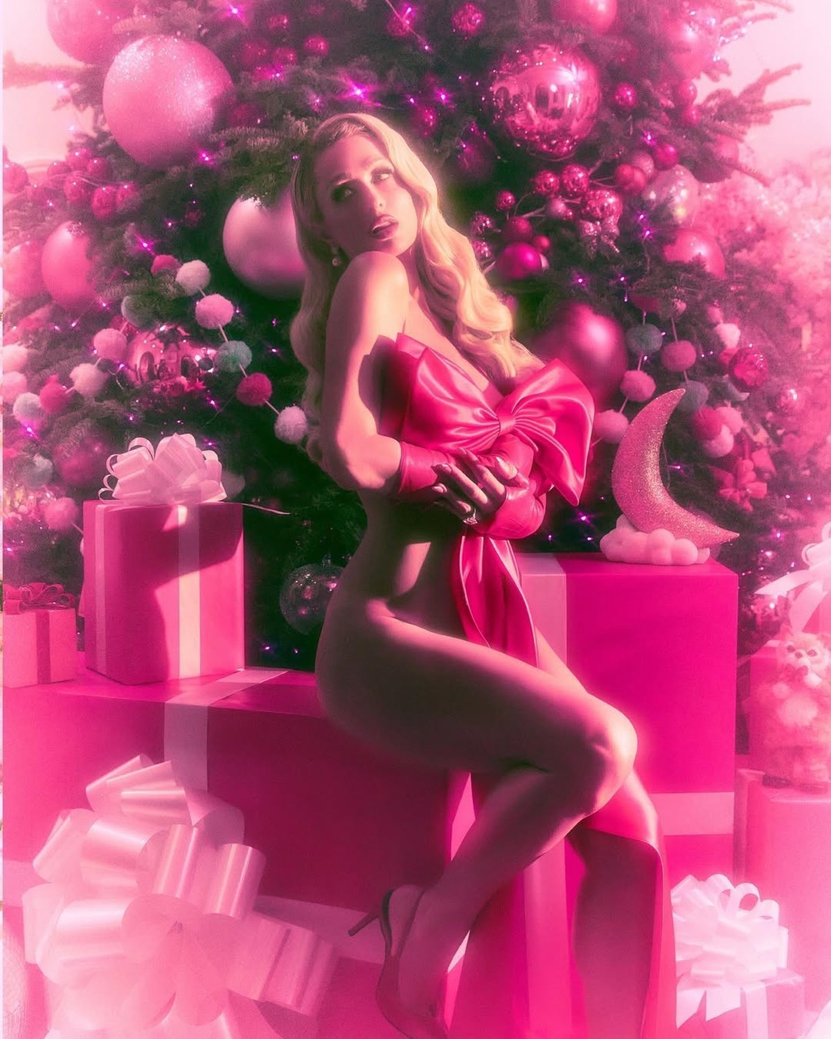 Nue sous le sapin, Paris Hilton divise la Toile