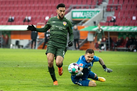 10.01.2021, Bayern, Augsburg: Fu�ball: Bundesliga, FC Augsburg - VfB Stuttgart, 15. Spieltag in der WWK-Arena. Nicolas Gonzalez von Stuttgart (l) und Torwart Rafal Gikiewicz von Augsburg im Zweikampf  ...