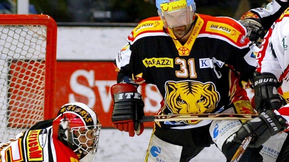 Le Lausannois Christophe Brown, centre, tente de centrer devant le gardien Marco Streit, tout a gauche, et entre les Bernois Samuel Balmer et Beat Gerber, tout a droite, lors du match de hockey LNA La ...