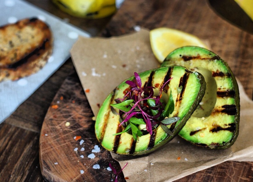 avocado grilliert grillieren grillen bbq barbecue vegetarisch gemüse essen food https://fingerforkknife.com/2012/10/11/grilled-avocado-sprouted-micro-salad/