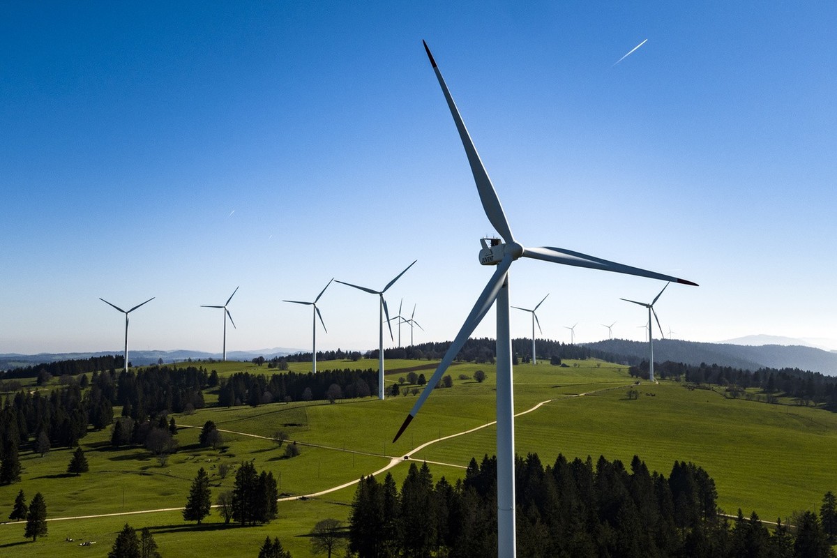 Les éoliennes sont une alternative intéressante pour compenser la baisse de production d'énergie solaire et hydraulique en été.