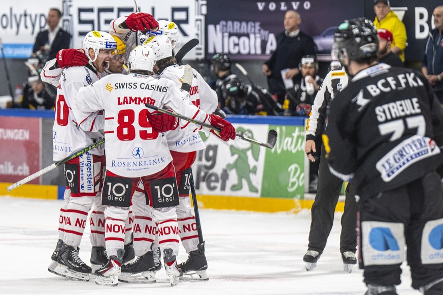 Rapperswils Spieler feiern den Treffer zum 2-3 im Spiel der Eishockey National League zwischen Fribourg-Gotteron, HCFG, und SC Rapperswil-Jona Lakers, SCRJ, vom Mittwoch, 1. April 2026 in Bcf Arena in ...