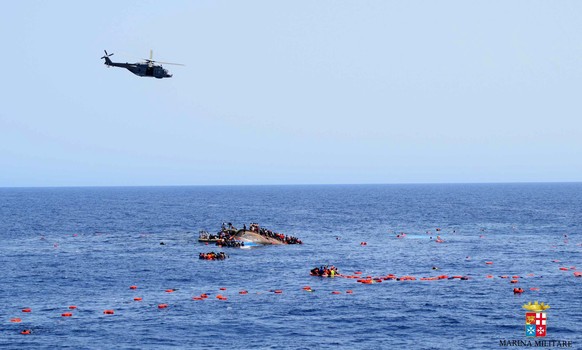 Die italienische Marine nimmt Flüchltinge im Mittelmeer auf, hier am 25. Mai 2016.