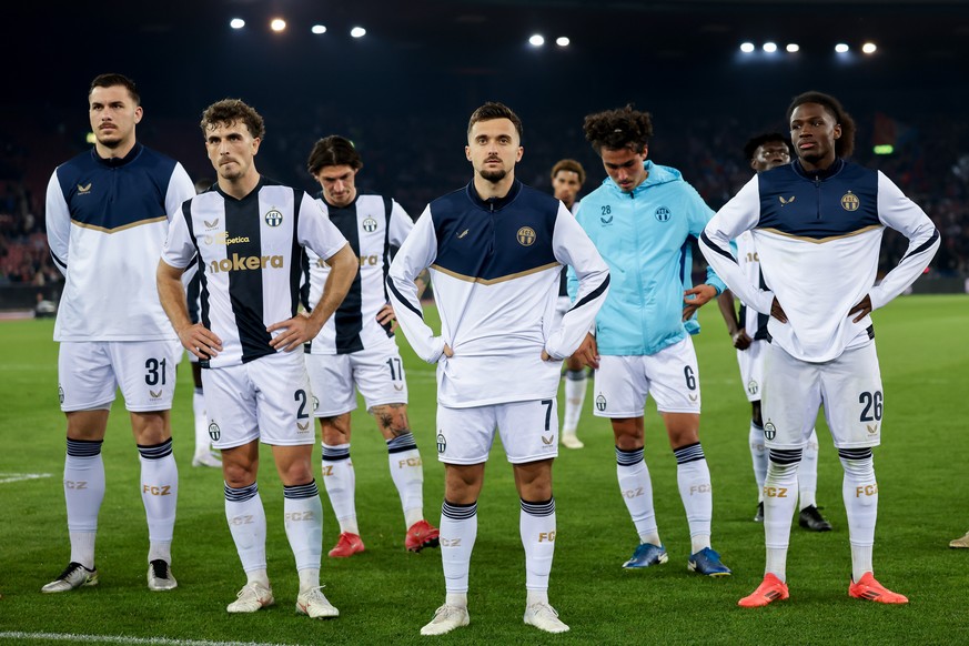 Lange Gesichter beim FCZ mit Bledian Krasniqi (FCZ), Mitte, waehrend dem Meisterschaftsspiel der Super League zwischen dem FC Zuerich und dem FC Basel am Samstag, den 12. April 2025, im Letzigrund Sta ...