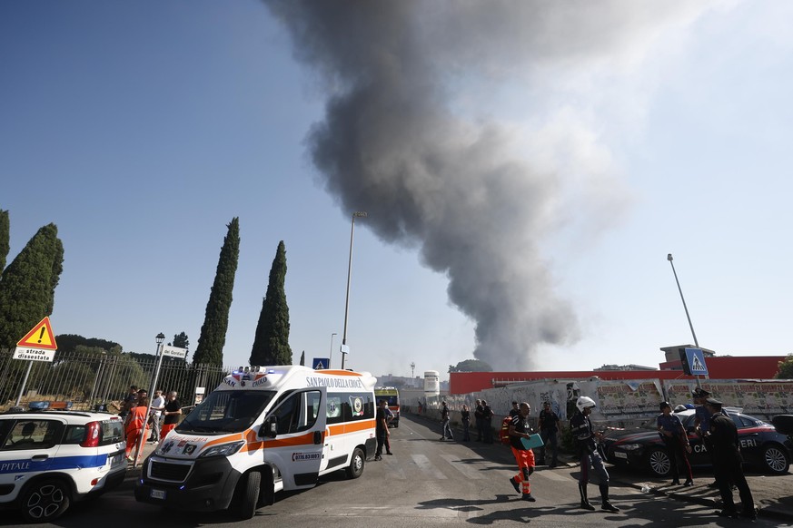 epa12214527 Emergency services and police officers near the site of an explosion at a petrol station in via dei Gordiani, in Rome, Italy, 04 July 2025. At least 21 people have been injured in the expl ...