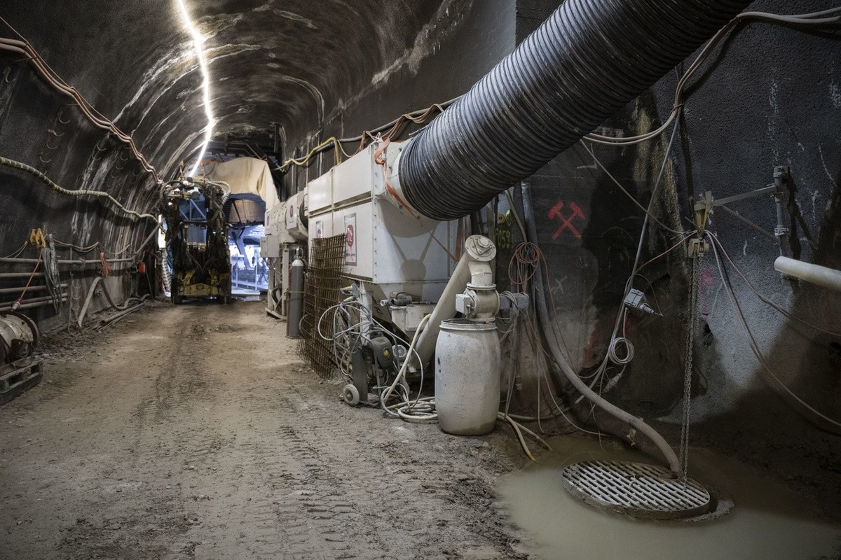 Blick auf die Arbeiten im Erkundungsstollen fuer den spaeteren Ausbau bzw. Erweiterung mit dem vierten Gleis am Zuerich Stadelhofen, aufgenommen am Dienstag, 28. Januar 2025 in Zuerich. (KEYSTONE/Enni ...