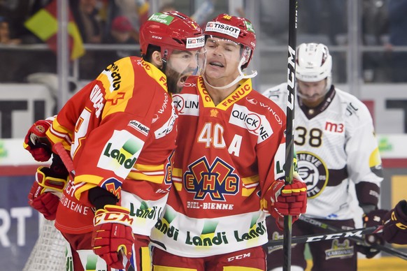 Biels Peter Schneider, links, jubelt nach seinem Tor (1-0) mit Biels Jan Neuenschwander, Mitte, an der Seite Servettes Jens Olsson, rechts, beim Eishockey Meisterschaftsspiel der National League zwisc ...