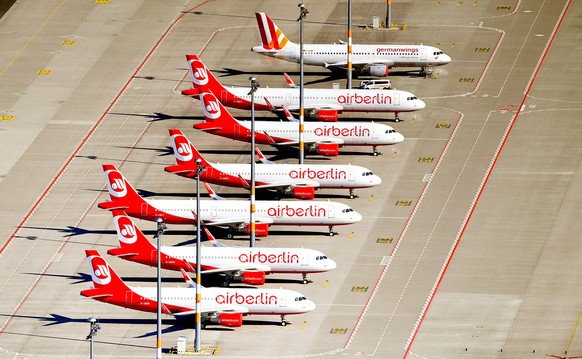 ARCHIV - Flugzeuge von Air Berlin stehen auf dem Vorfeld des Hauptstadtflughafens BER, aufgenommen am 19.05.2017 in Schoenefeld (Brandenburg). Air Berlin hat Insolvenzantrag gestellt. Nachdem Hauptakt ...