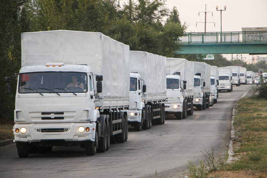 Die russischen Lastwagen sind auf dem Weg in die Stadt Lugansk.