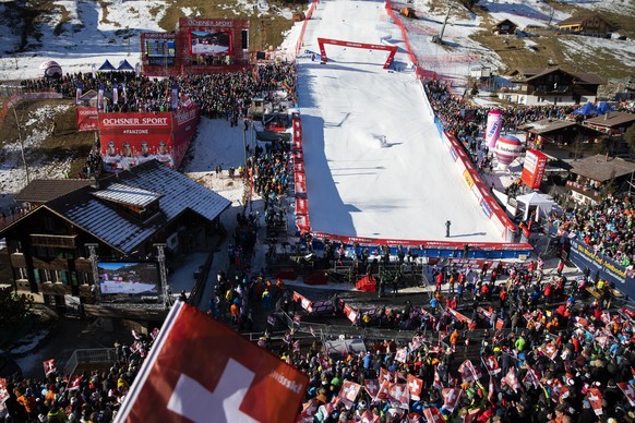Spectators in the finish watch the first run of the men&#039;s giant slalom FIS World Cup race in Adelboden, Switzerland, Saturday, January 11, 2020. (KEYSTONE/Peter Klaunzer)