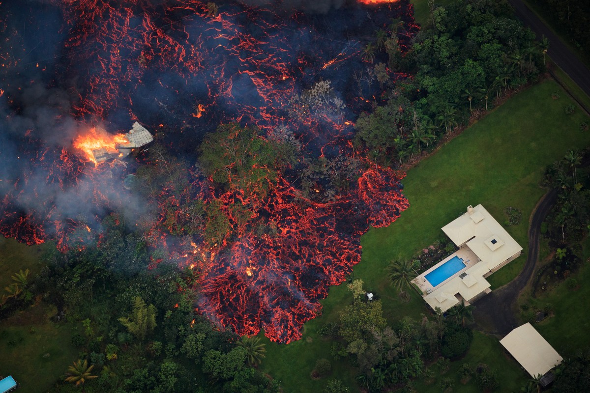 epaselect epa06716050 Lava from a robust fissure eruption on Kilauea's east rift zone consumes a home, then threatens another, near Pahoa, Hawaii, USA, 06 May 2018. The total number of homes lost ...