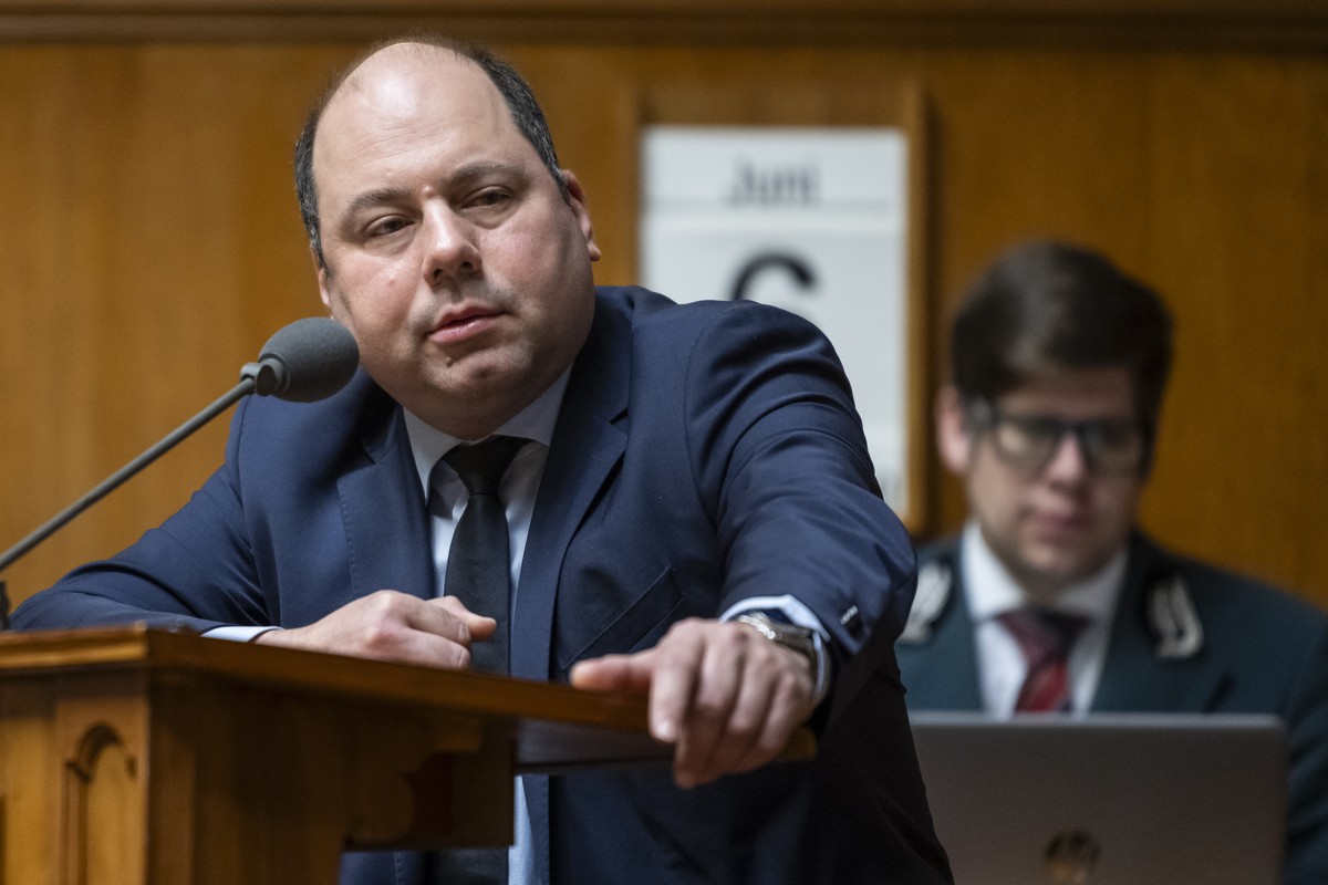 Mauro Tuena, SVP-ZH, stellt eine Frage zum Jugendstrafgesetz, an der Sommersession der Eidgenoessischen Raete, am Donnerstag, 6. Juni 2024 im Nationalrat in Bern. (KEYSTONE/Alessandro della Valle)