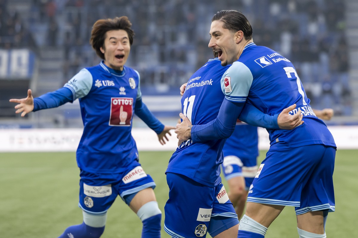 Taisei Abe (FCL), gauche, Matteo Di Giusto (FCL), centre, et Kevin Spadanuda (FCL), droite, laissent eclater leur joie, lors de la rencontre de football de Swiss Super League entre le FC Lausanne-Spor ...