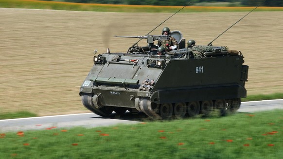 Ein Schuetzenpanzer M113 am 4. Juni 2003 in voller Fahrt bei Frauenfeld. (KEYSTONE/Gaetan Bally) === , ===