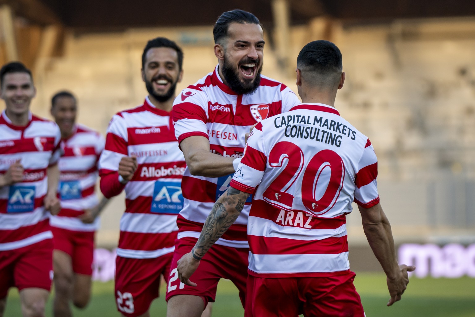 Les joueurs valaisans fetent le but du 2:1 marque par le joueur valaisan Musa Araz, lors de la rencontre de football de Super League entre FC Sion et FC Zuerich le samedi 17 avril 2021 a Sion. (KEYSTO ...