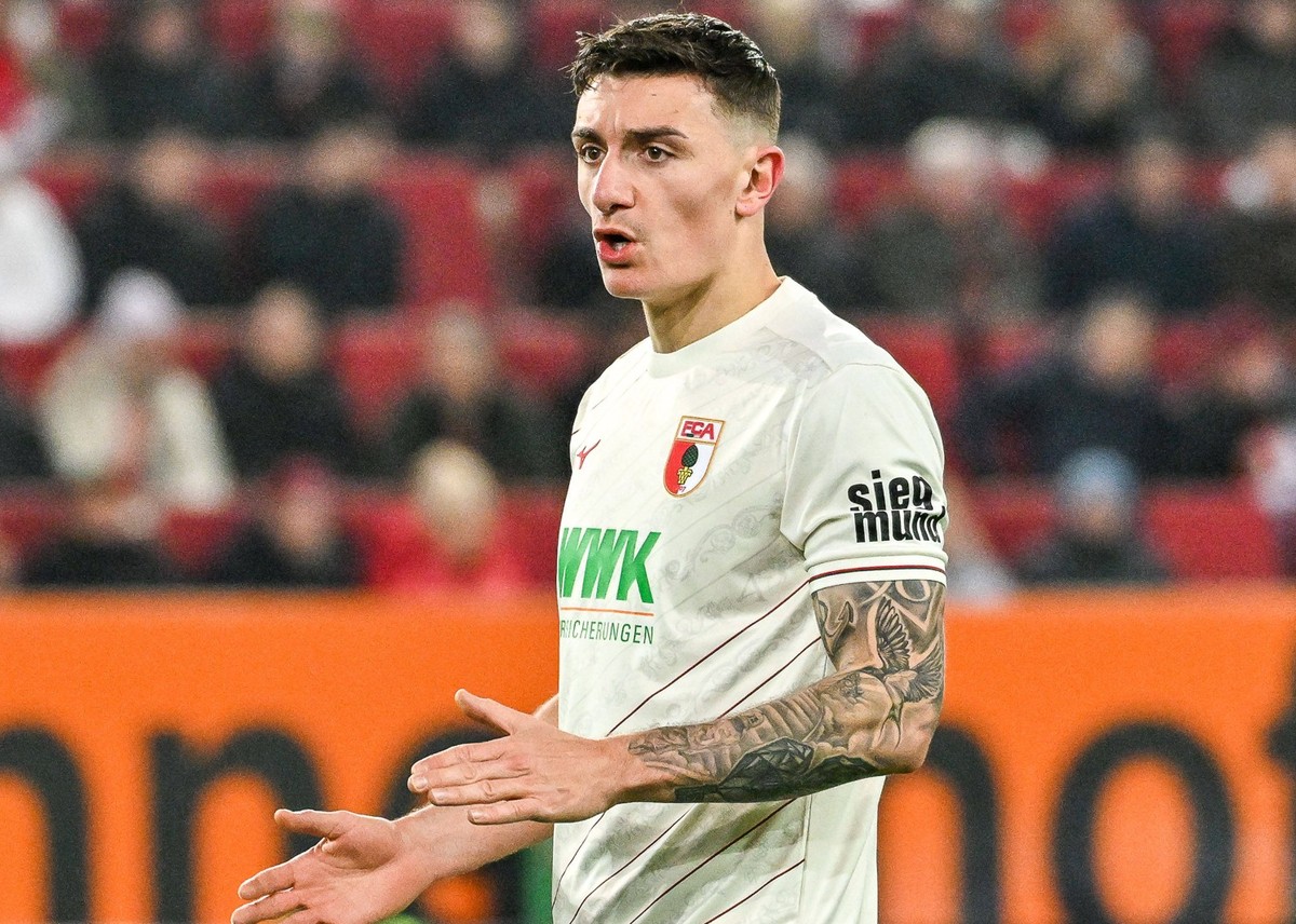 GER, 1. FBL, FC Augsburg vs RB Leipzig / 14.02.2025, WWK-Arena, Augsburg, GER, 1. FBL, FC Augsburg vs RB Leipzig, im Bild Cedric Zesiger FC Augsburg, 16 *** GER, 1 FBL, FC Augsburg vs RB Leipzig 14 02 ...