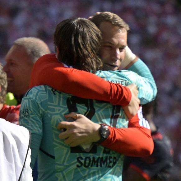 27.05.2023, Fussball 1. Bundesliga 2022/2023, 34.Spieltag, 1.FC Köln - FC Bayern München, Rhein-Energie-Stadion Köln, Die Bayern jubeln. hier bedankt sich Torwart Manuel Neuer FC Bayern München bei To ...