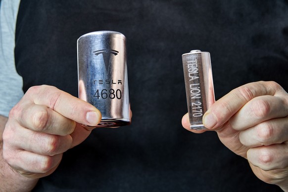 Links die neue Generation (4680) Tesla-Batteriezellen mit geringem Kobaltgehalt, rechts die alte Generation (2170).