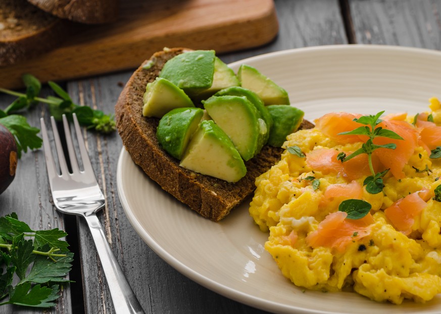 rührei lachs avocado essen food kochen eier salmon toast