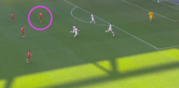 Der Moment des Rückpasses: Ronaldo schaut schon nicht mehr hin.