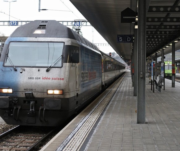 Der sogenannte &quot;Neat - Express&quot; verlaesst am Montag, 26. November 2007, den Bahnhof von Spiez. Die SBB bieten bis zum Fahrplanwechsel vom kommenden Dezember taeglich zwei Verbindungen nach V ...