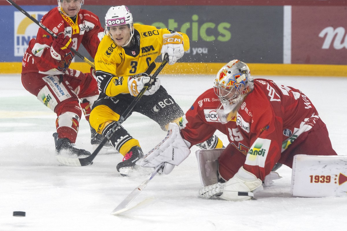 Torhueter Harri Saeteri (EHCB), rechts, kaempft um den Puck mit Anttoni Honka (HCA) im Spiel der Eishockey National League zwischen EHC Biel-Bienne, EHCB, und HC Ajoie, HCA, vom Freitag, 16. Oktober 2 ...