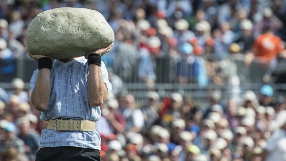 Martin Laimbacher beim Steinstossen mit dem Unspunnenstein am Schwing und Aelplerfest, am Sonntag 1. September 2013, in Burgdorf. (KEYSTONE/Urs Flueeler)