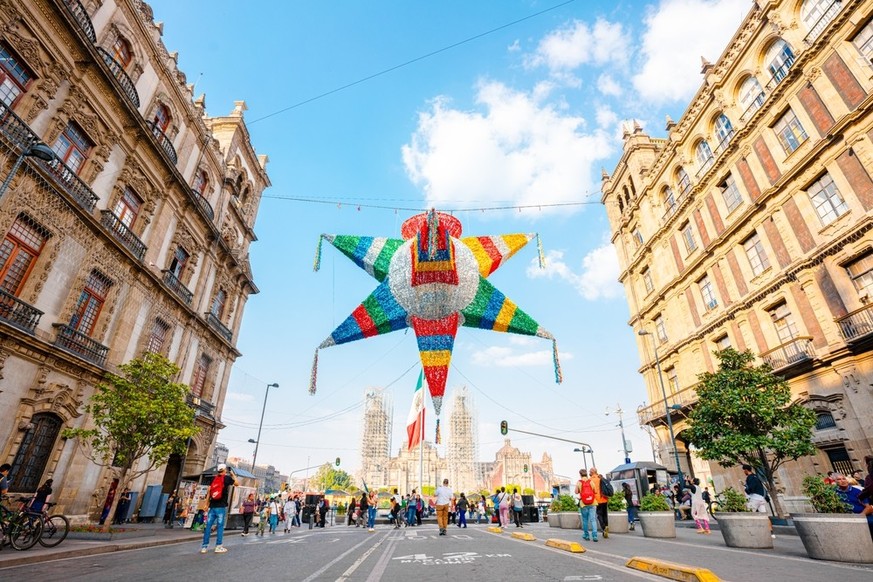 Die Hauptdekoration in Mexiko zu Weihnachten: Riesige Piñatas.