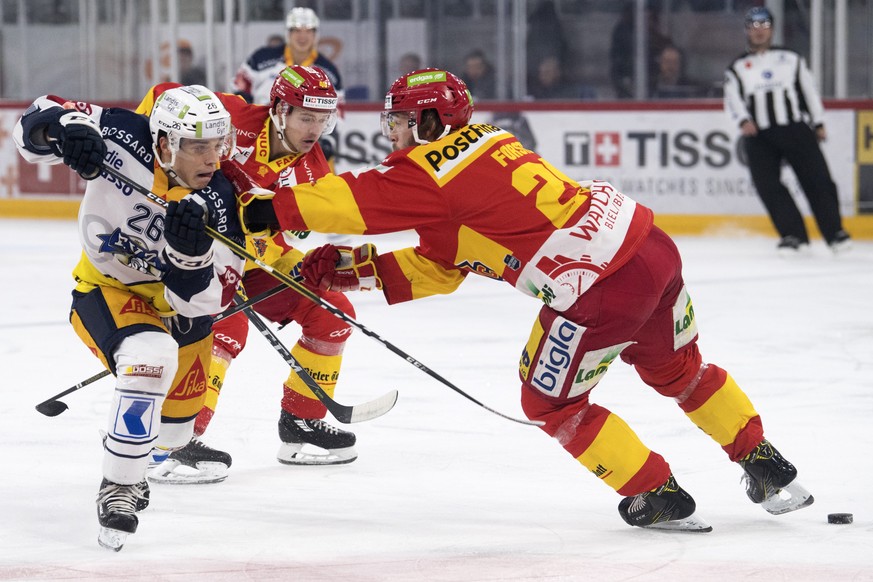 Biels Beat Forster, rechts, kaempft um den Puck gegen Zugs Reto Suri, links, waehrend dem Eishockey National League Spiel zwischen dem EHC Biel und dem EV Zug, am Freitag, 1. Dezember 2017, in der Tis ...