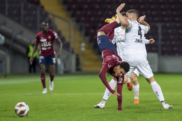 le defenseur genevois Boubacar Fofana, gauche, lutte pour le ballon avec le defenseur de Vaduz Denis Simani, droite, lors de la rencontre de football de Super League entre le Geneve Servette FC et le  ...