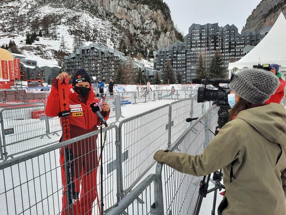 Mauro Caviezel gibt in Val d'Isère Interviews mit Maske und Abstand.