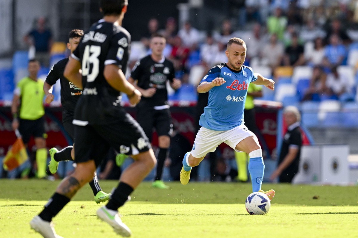 epa10175882 Napoli's Stanislav Lobotka (R) in action during the Italian Serie A soccer match between SSC Napoli and Spezia Calcio in Naples, Italy, 10 September 2022. EPA/CIRO FUSCO