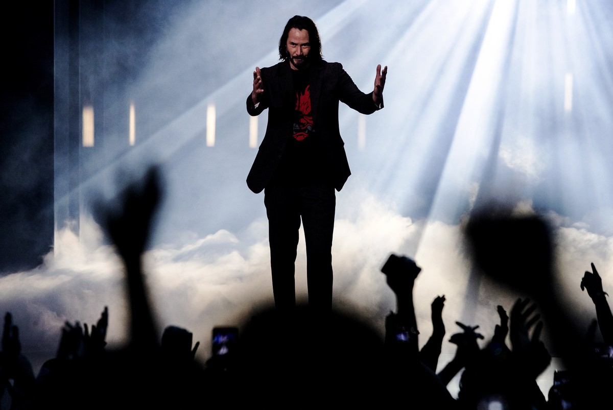 epaselect epa07638138 Canadian-American actor Keanu Reeves appears on stage to present to the new game franchise 'Cyberpunk 2077' during the Microsoft Microsoft Xbox 2019 Briefing at the Mic ...