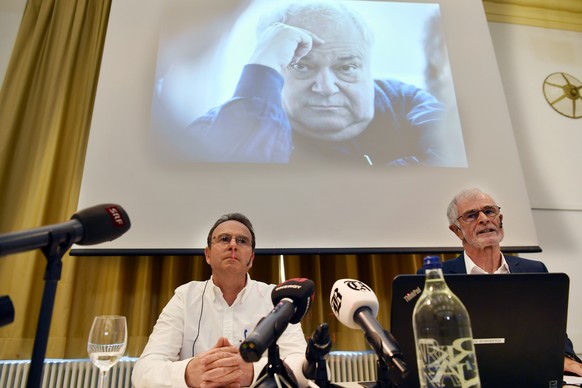 Markus Zangger, links, und der Journalist Hugo Stamm, rechts, an einer Medienkonferenz in Zuerich, am Dienstag, 4. April 2017. Der Schweizer Paedagoge und Schriftsteller Juerg Jegge steht unter Missbr ...