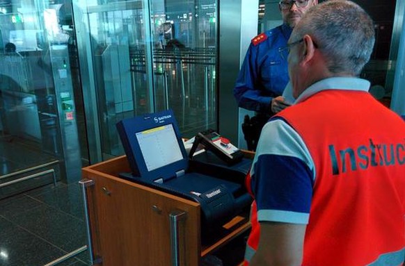Mittels «Itemiser 4DX» werden ab September Handgepäck und Passagiere stichprobenartig auf Sprengstoff untersucht.